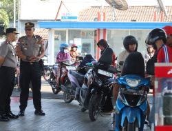 Polisi Bersama Masyarakat, Kapolres Jombang Pantau Ketersediaan BBM di SPBU Mojosongo